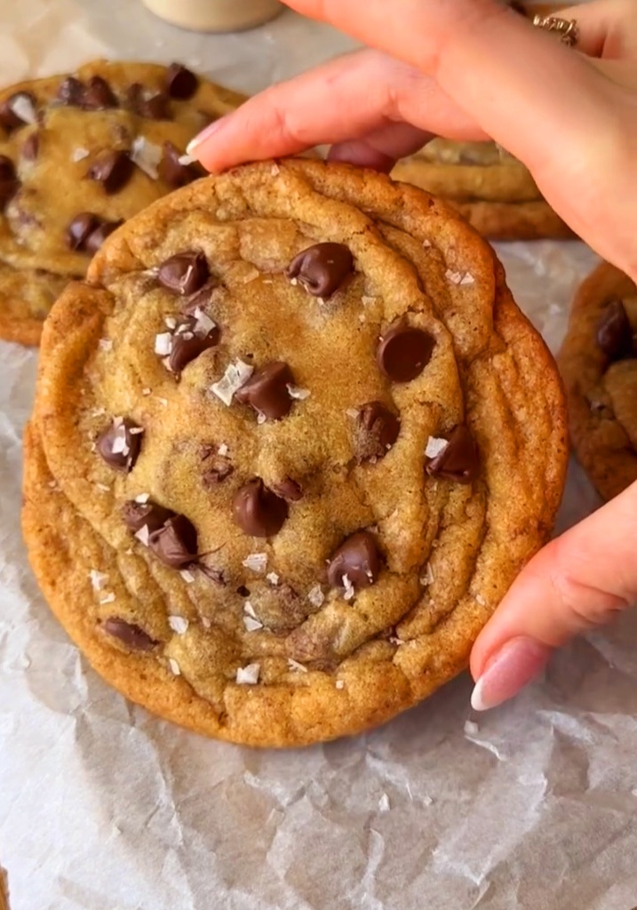 BROWN BUTTER DUBAI CHOCOLATE CHIP COOKIES