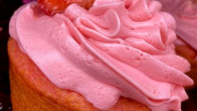 two-ingredient strawberry cupcakes