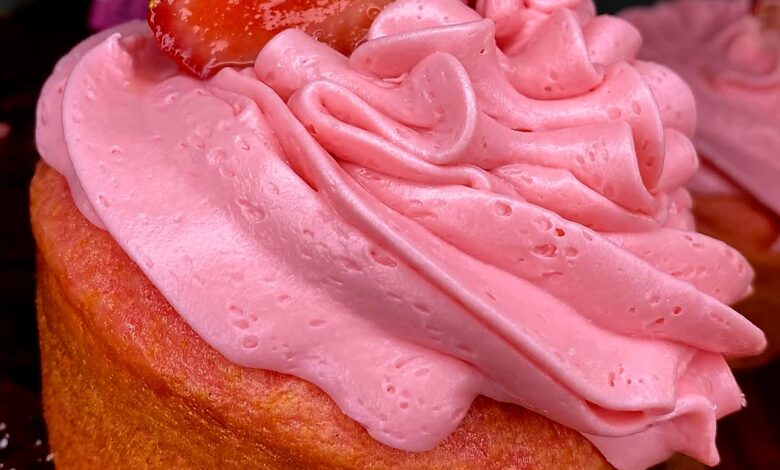 two-ingredient strawberry cupcakes